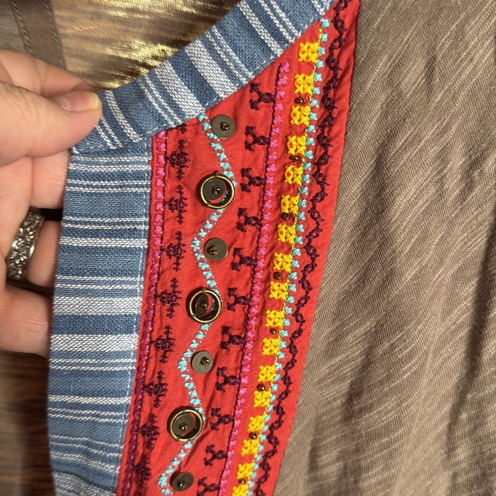 Anthropologie Meadow Rue Embroidered Boho Tunic Top Brown Red Blue Medium - Picture 11 of 13